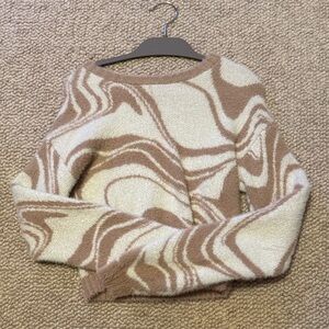 Hollister Cream and Tan Patterned Sweater
